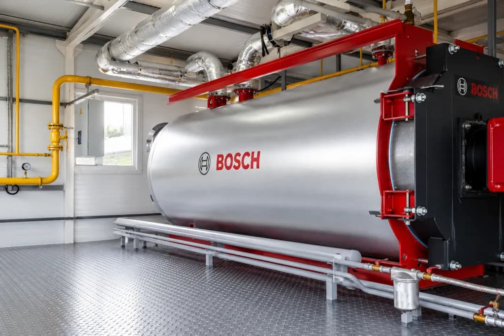 Промышленный водогрейный котёл Bosch в котельной